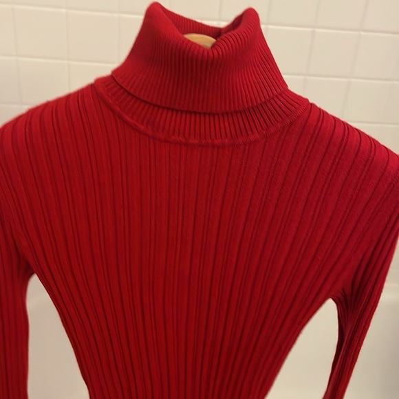 It’s Our Time Turtleneck red sweater, size L. Stretchy, soft and delicate - Picture 15 of 17